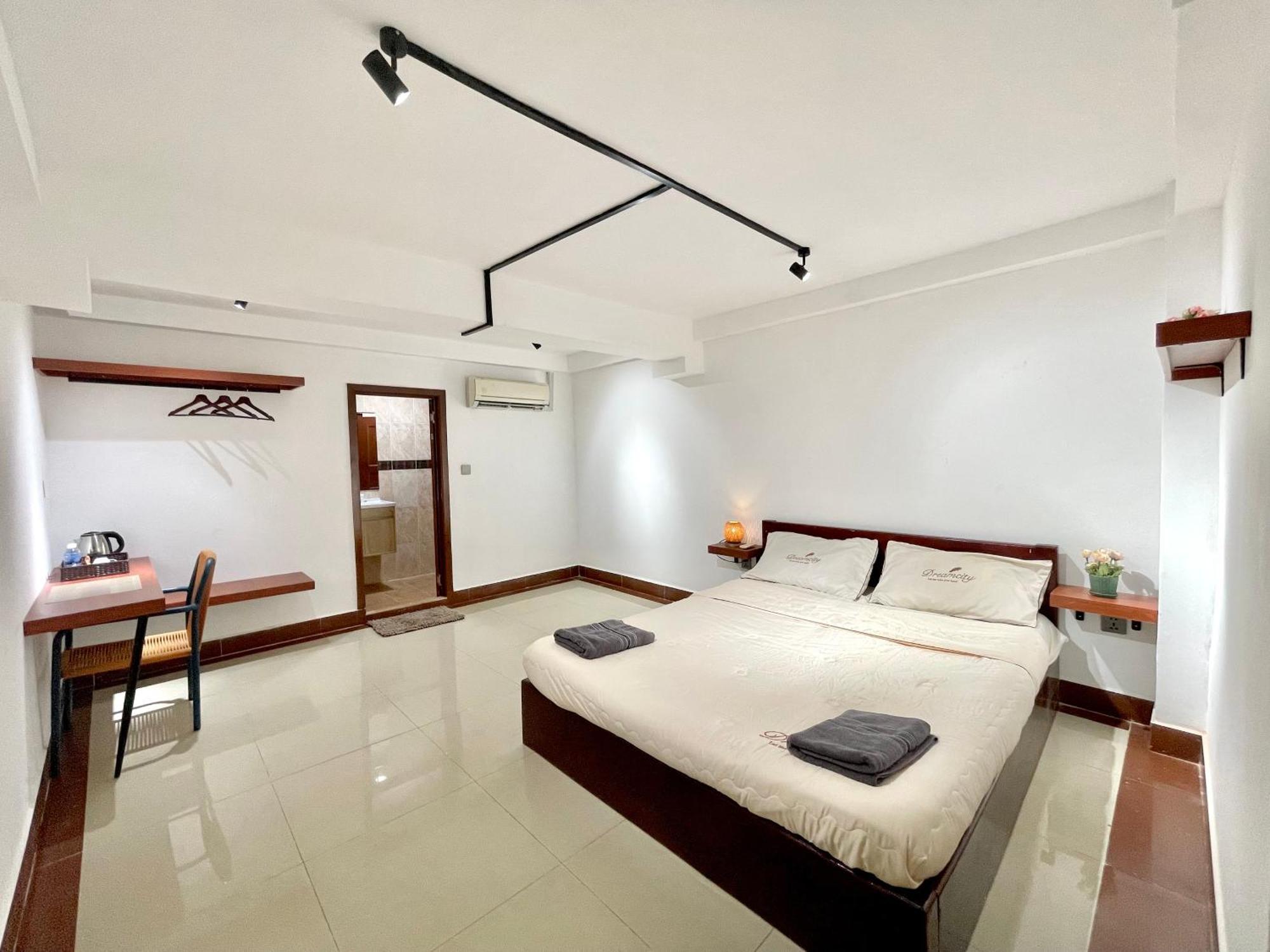 RS III Location Hostel Phnom Penh Exterior foto